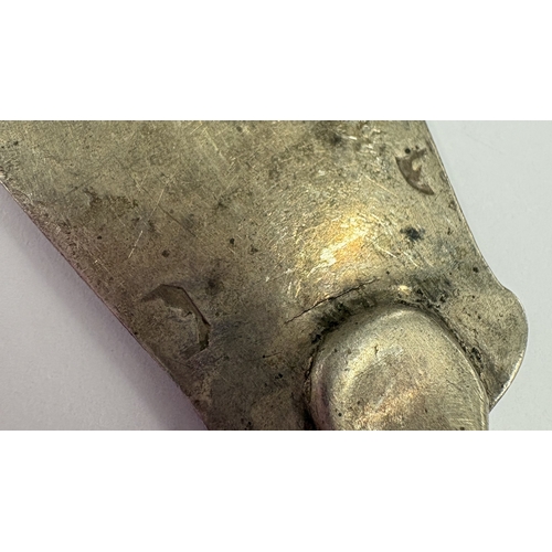 668 - An 18th Century Irish silver slice. Circa 1790. Approx. 41 grams. Est. £80 - £120.