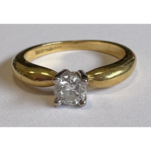 715 - An attractive small diamond ring in two-colour gold claw setting. Approx. 3 grams. Est. £200 - £300.
