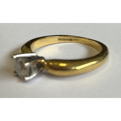 715 - An attractive small diamond ring in two-colour gold claw setting. Approx. 3 grams. Est. £200 - £300.