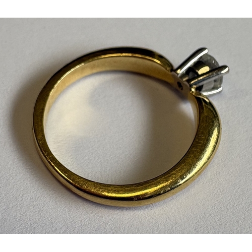 715 - An attractive small diamond ring in two-colour gold claw setting. Approx. 3 grams. Est. £200 - £300.