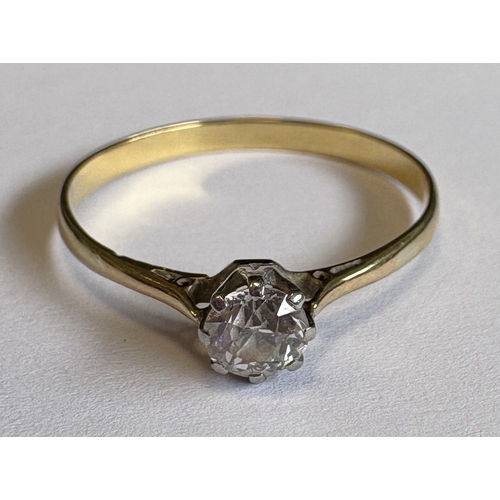 720 - A small single-stone diamond ring in 18 carat gold and platinum setting. Approx. 3 grams. Est. £120 ... 