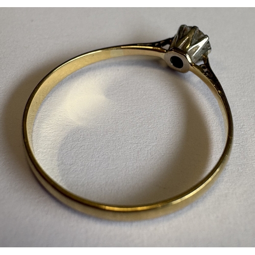 720 - A small single-stone diamond ring in 18 carat gold and platinum setting. Approx. 3 grams. Est. £120 ... 