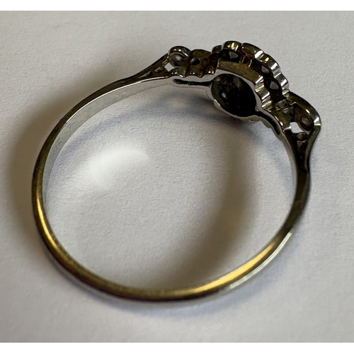 721 - A small diamond daisy-head cluster ring in 18 carat white gold and platinum setting. Approx. 2 grams... 