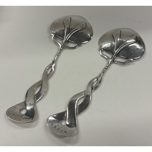 475 - A rare pair of Art Nouveau silver servers, bearing Cymric marks. Birmingham 1903. By Liberty & Co. A... 