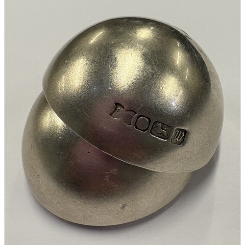 550 - A spherical modernistic silver box with lift-off cover. Sheffield 1996. Approx. 57 grams. Est. £200 ... 