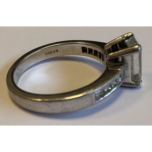 742 - A good baguette-cut single-stone diamond ring with five princess-cut diamond shoulders set in platin... 