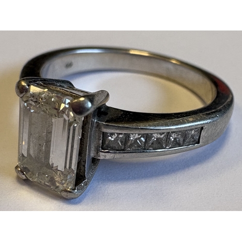 742 - A good baguette-cut single-stone diamond ring with five princess-cut diamond shoulders set in platin... 
