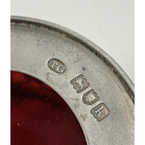 548 - An attractive pierced silver mustard with ruby red glass liner. London. By TG. Approx. 134 grams. Es... 