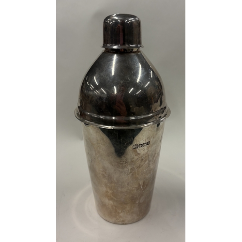 690 - A heavy plain silver cocktail shaker with gilt interior. Sheffield 1996. By Elkington & Co Ltd. Appr... 