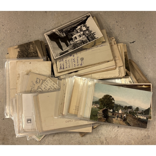 302 - POSTCARDS: A selection of vintage and other used and unused postcards. Est. £20 - £30.