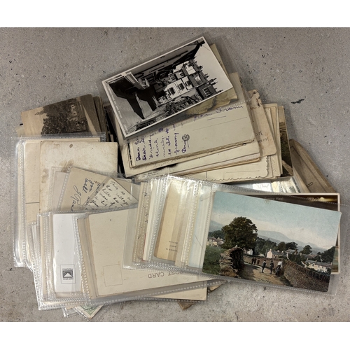 302 - POSTCARDS: A selection of vintage and other used and unused postcards. Est. £20 - £30.