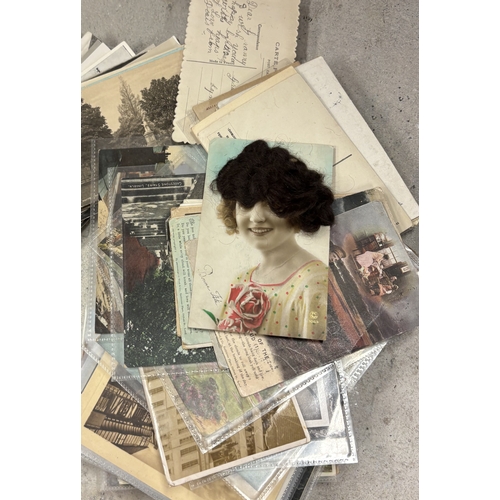302 - POSTCARDS: A selection of vintage and other used and unused postcards. Est. £20 - £30.