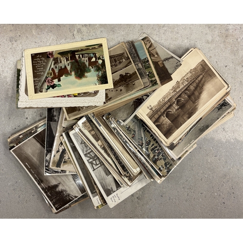303 - POSTCARDS: A selection of vintage and other used and unused postcards. Est. £20 - £30.