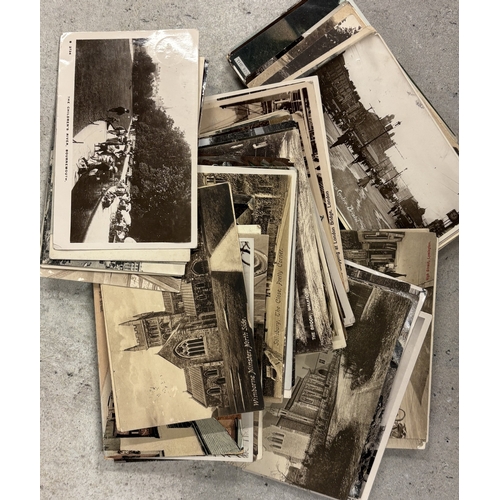 306 - POSTCARDS: A selection of vintage and other used and unused postcards. Est. £20 - £30.