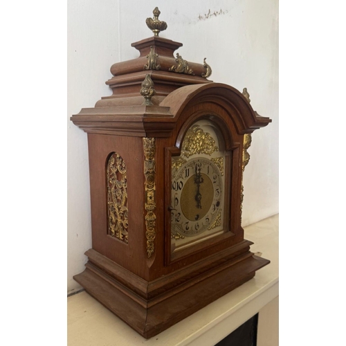 330 - An oak cased Westminster chime mantle clock with brass face. Est. £50 - £80.
