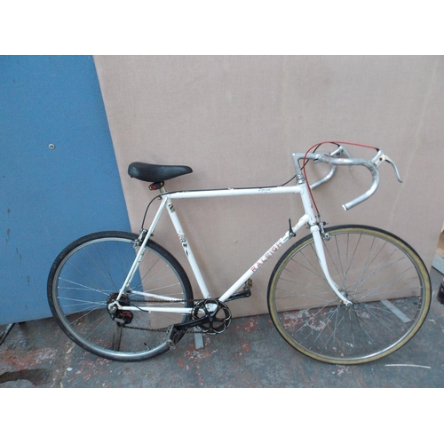 10 - A WHITE VINTAGE RALEIGH SPIRIT MENS RACING BIKE WITH 12 SPEED SIMPLEX GEAR SYSTEM