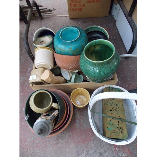 142 - A QUANTITY OF GLAZED AND TERRACOTTA PLANT POTS
