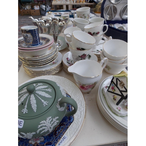 285 - A COLLECTION OF MIXED CHINA TO INCLUDE WEDGWOOD, COALPORT ETC