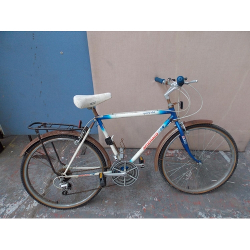 8 - A BLUE AND WHITE VINTAGE AMMACO COUNTRY CLUB MENS TOURING BIKE WITH 15 SPEED SUNTOUR GEAR SYSTEM