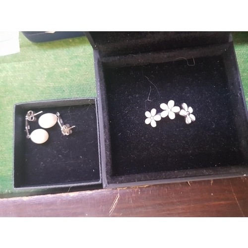 333 - A PANDORA SILVER RING AND A PAIR OF STUD EARRINGS