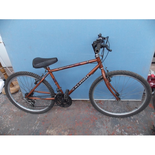 10 - A BROWN RALEIGH MERIDIAN MENS MOUNTAIN BIKE WITH 15 SPEED SHIMANO GEAR SYSTEM