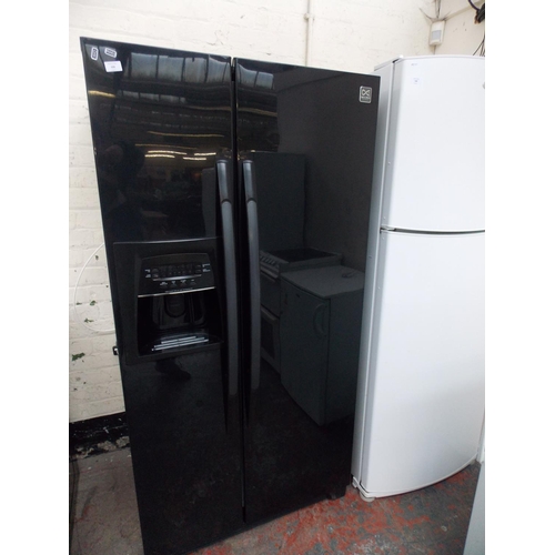 109 - A BLACK DAEWOO AMERICAN STYLE UPRIGHT LARDER FRIDGE WITH WATER AND ICE DISPENSER W/O