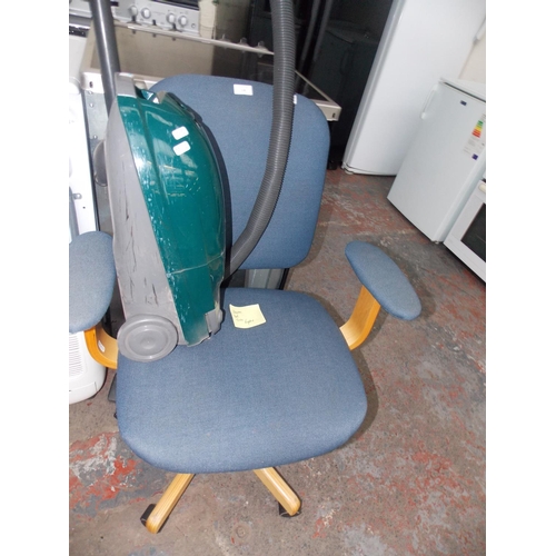 135 - A GREEN PANASONIC CYLINDER VACUUM CLEANER W/O AND A BLUE OFFICE CHAIR