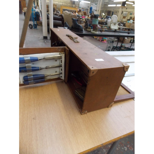 91 - A VINTAGE WOODEN JOINERS TOOLBOX CONTAINING STANLEY WOOD PLANE, HAND DRILL, SPEAR AND JACKSON HANDSA... 