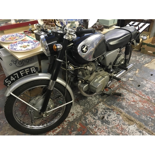 237 - A VINTAGE 1963 HONDA CB72 250CC MOTORCYCLE - TWO FORMER KEEPERS, 19495 MILES, M.O.T 10TH MAY 2018 AN... 