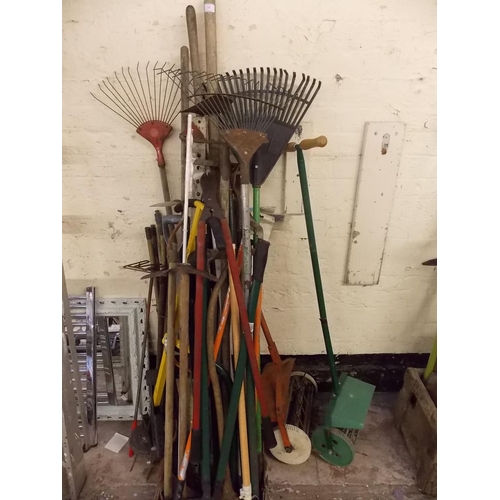 64 - A LARGE QUANTITY OF GARDENING HAND TOOLS TO INCLUDE SHEARS, RAKES, SPADE ETC