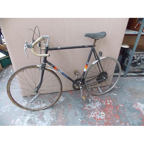 13 - A VINTAGE GREY PEUGEOT MILAN MEN'S RACING BIKE WITH QUICK RELEASE REAR WHEEL AND 12 SPEED GEAR SYSTE... 