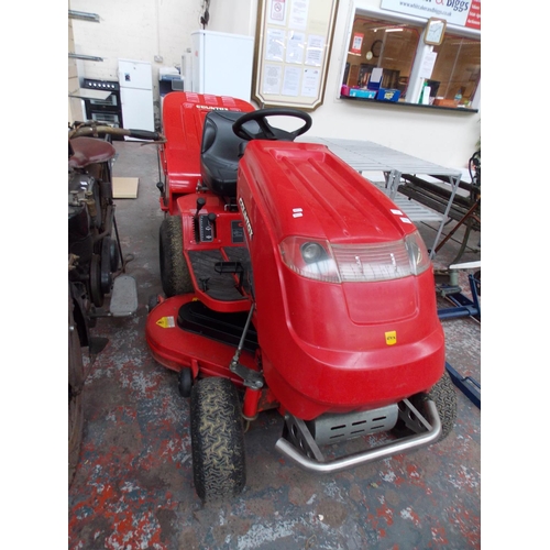 18 - A RED HONDA C600H COUNTAX RIDE ON TRACTOR LAWN MOWER W/O - KEYS IN OFFICE