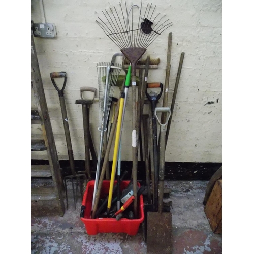 59 - A LARGE MIXED LOT OF GARDENING HAND TOOLS TO INCLUDE SPADES, FORKS, RAKES ETC