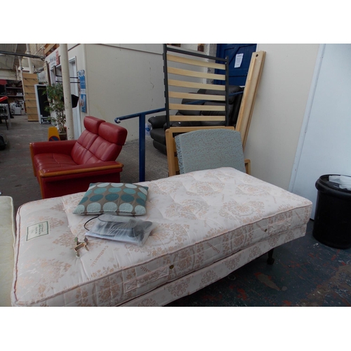 600 - A SINGLE BED WITH MATTRESS