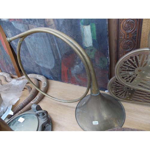 1039 - THREE ITEMS TO INCLUDE A COPPER AND BRASS FLORAL CHARGER, A LARGE BRASS HORN, AND A BRASS KNIGHTS SH... 