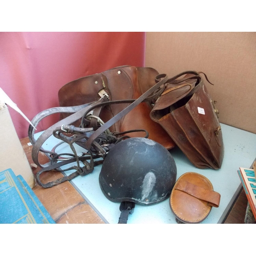 1106 - A MIXED LOT OF HORSE TACKLE TO INCLUDE: A GOOD QUALITY VINTAGE LEATHER HORSE SADDLE, VARIOUS HORSE R... 