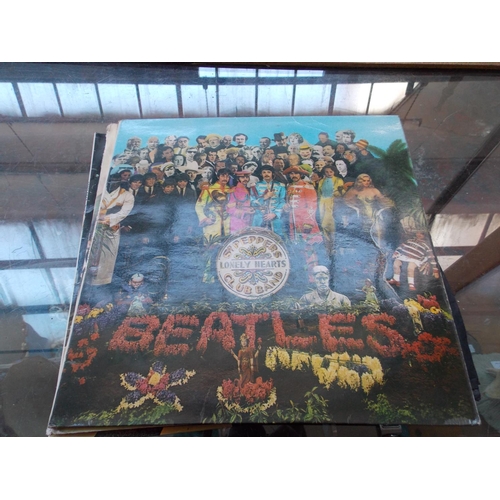 1181 - A COLLECTION OF FOUR BEATLES LP RECORDS TO INCLUDE ABBEY ROAD, BEATLES FOR SALE, SERGEANT PEPPERS LO... 