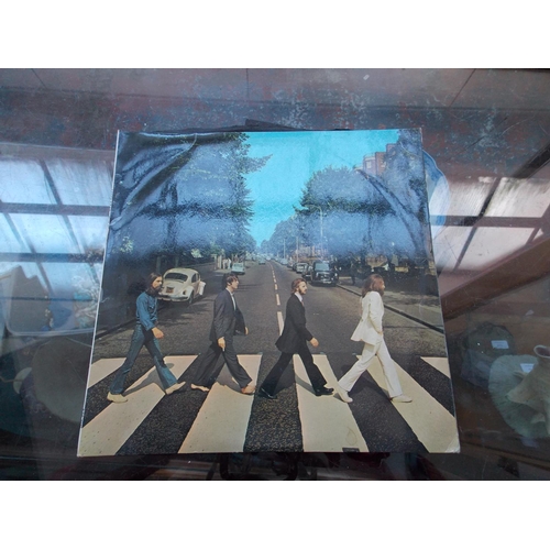 1181 - A COLLECTION OF FOUR BEATLES LP RECORDS TO INCLUDE ABBEY ROAD, BEATLES FOR SALE, SERGEANT PEPPERS LO... 