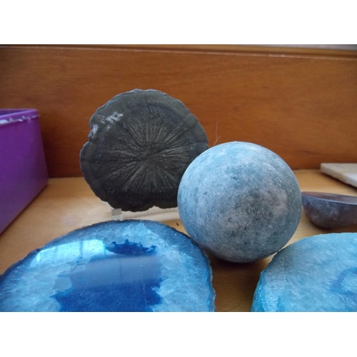 1198 - FIVE PIECES OF BLUE HIGHLY POLISHED AGATE CRYSTALS, AN IMPRESSIVE CIRCULAR AMMONITE FOSSIL AND TWO O... 