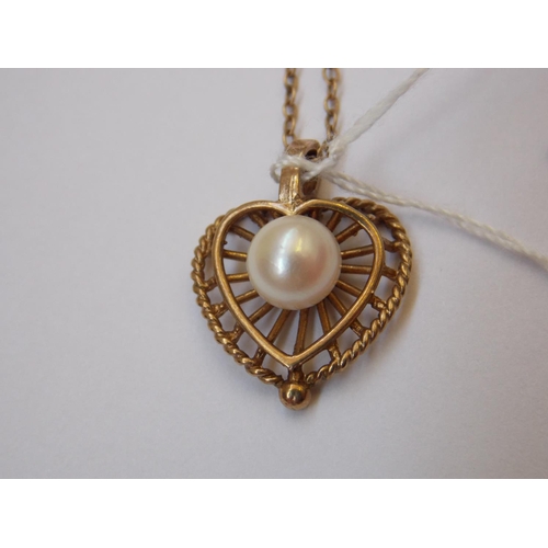 405 - A 9 CARAT GOLD HEART SHAPED PENDANT AND PEARL