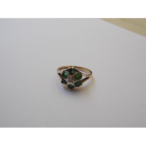 430 - A 9 CARAT GOLD AND GREEN STONE RING