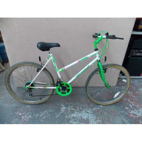 18 - A GREEN AND WHITE TOWNSEND HEDGEHOPPER LADIES MOUNTAIN BIKE WITH 12 SPEED SHIMANO GEAR SYSTEM