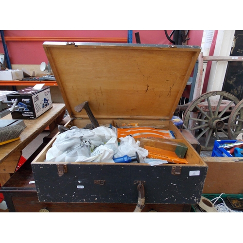 128 - A WOODEN TOOL BOX CONTAINING ELECTRICAL ITEMS, COBBLERS LAST, STANLEY VICE ETC