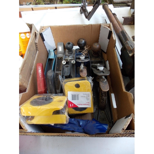 146 - FIVE ITEMS TO INCLUDE A COBBLERS LAST, RECORD NUMBER 63 10 1/2 INCH JOINERS VICE, SLEDGE HAMMER HEAD... 