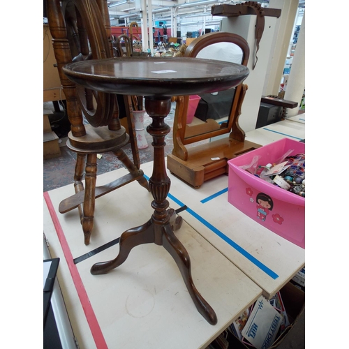 274 - A SMALL MAHOGANY CENTRE PEDESTAL WINE TABLE