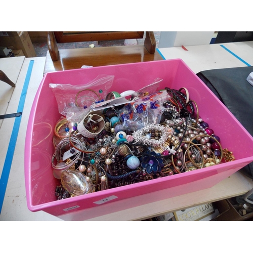 276 - A BOX CONTAINING MIXED COSTUME JEWELLERY