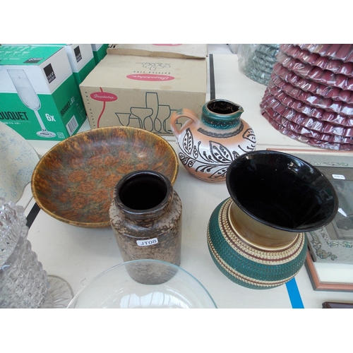 317 - A MIXED LOT TO INCLUDE GLASSWARE AND FOUR VASES