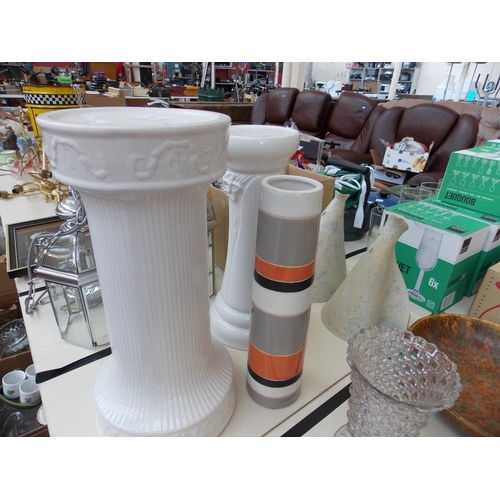 318 - FIVE ITEMS TO INCLUDE TWO ART VASES, TWO JARDINIERE STANDS AND A VASE