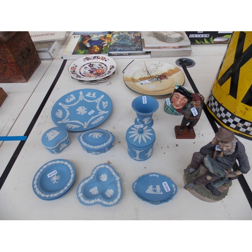 323 - A MIXED COLLECTION OF CHINA TO INCLUDE WEDGWOOD BLUE JASPERWARE, ROYAL DOULTON PLATES, MASON'S PLATE... 