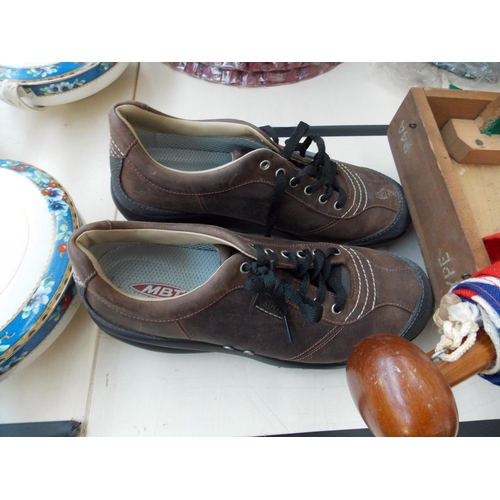 326 - A PAIR OF SIZE 8 MEN'S SHOES